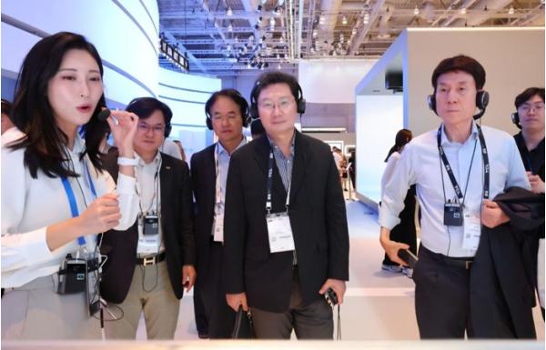 이상일 용인특례시장, '2025 IFA 베를린' 참관하며  용인 기업들의 IFA 참여 타진 기사 이미지
