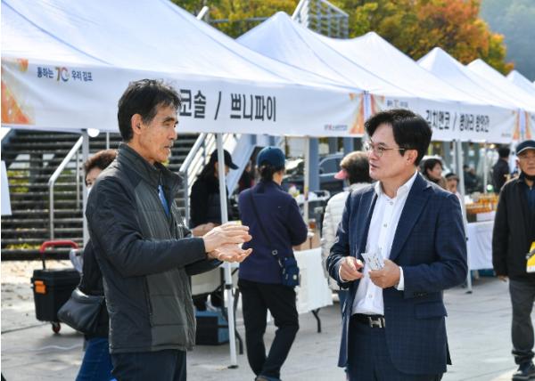 2025년 김포시 소상공인의 날 기념식 및 우수상품 판매전 성황리 개최 기사 이미지