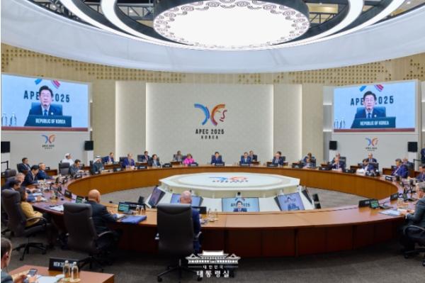 이재명 대통령,  APEC 정상회의 '초청국과의 비공식 대화' 개최 기사 이미지