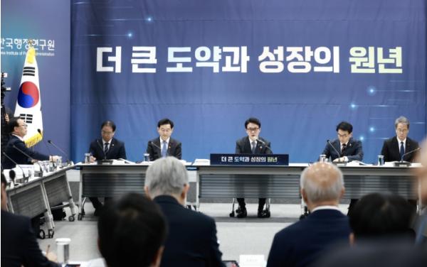 김민석 총리, 국무총리 산하 처·위원회 대상 업무보고 진행 기사 이미지