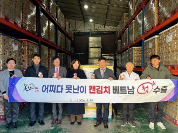 충북도 ‘어쩌다 못난이 캔김치’ 해외 첫 수출 기사 이미지