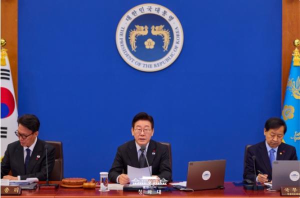 이재명 대통령 '부동산에 집중된 자원 배분 왜곡 반드시 바로잡아야' 기사 이미지