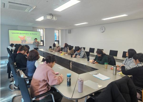 거제시립장승포도서관 '실버인지놀이지도사'과정 성황리 종료  기사 이미지