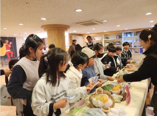 (재)아산시먹거리재단, ‘어린이 로컬푸드 시장놀이’ 운영 기사 이미지