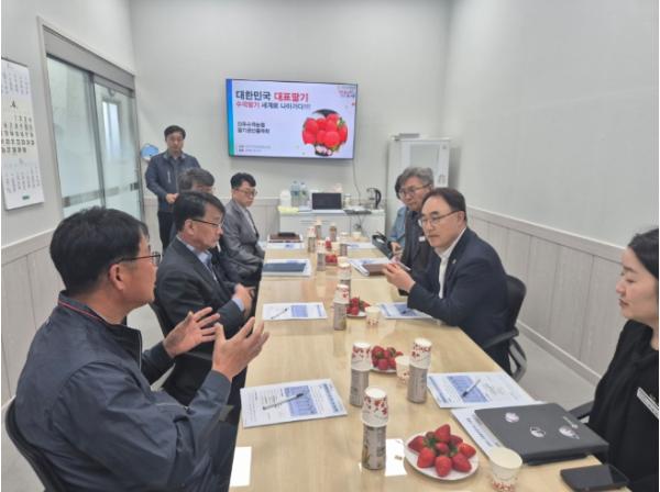 경남도, 진주 수출딸기 현장 점검... “수출환경 대응·경쟁력 강화 총력” 기사 이미지