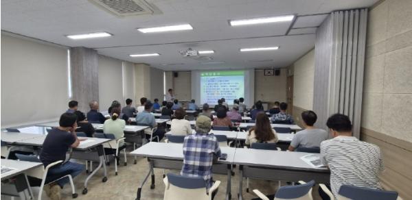 세종시농업기술센터, 고품질 딸기 안정적 생산 위한 전문교육 진행 기사 이미지